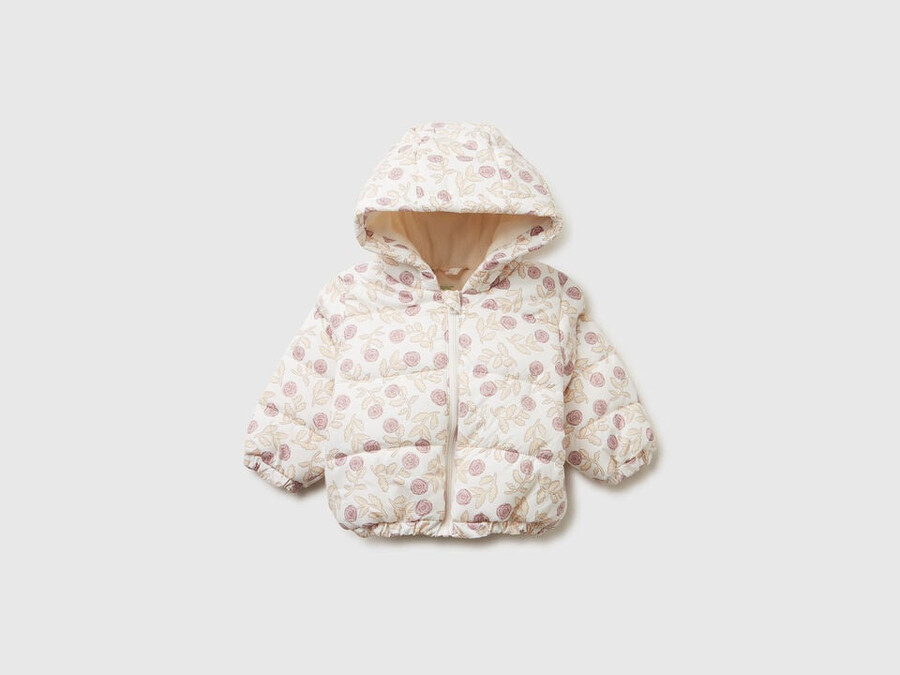 chaqueta estampada con cremallera y capucha.