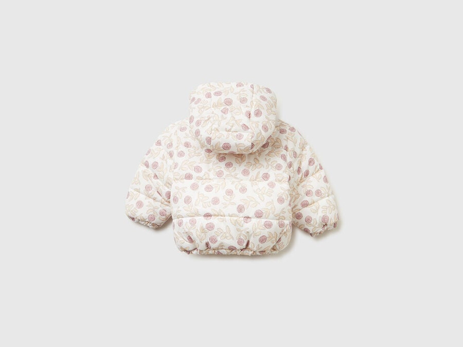 chaqueta estampada con cremallera y capucha.