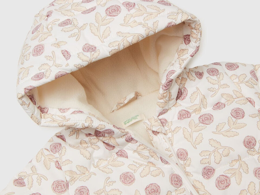 chaqueta estampada con cremallera y capucha.