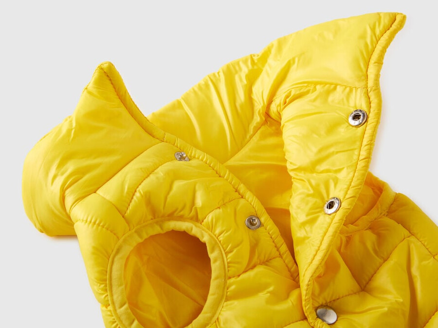 chaqueta acolchada amarilla para perros