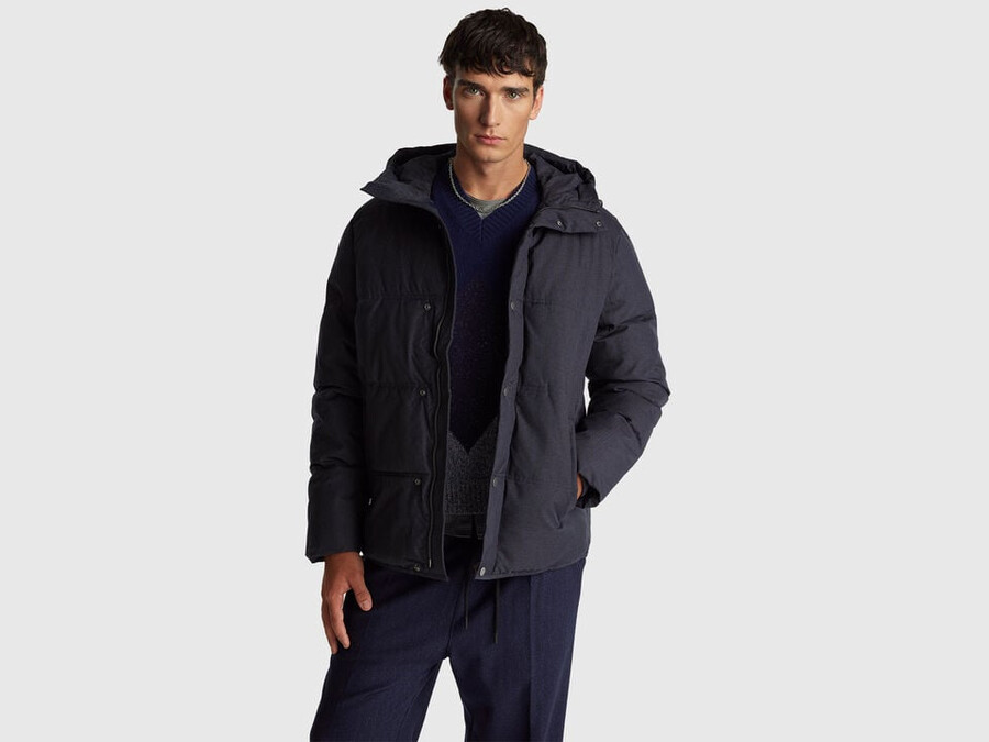 chaqueta de corte regular con capucha