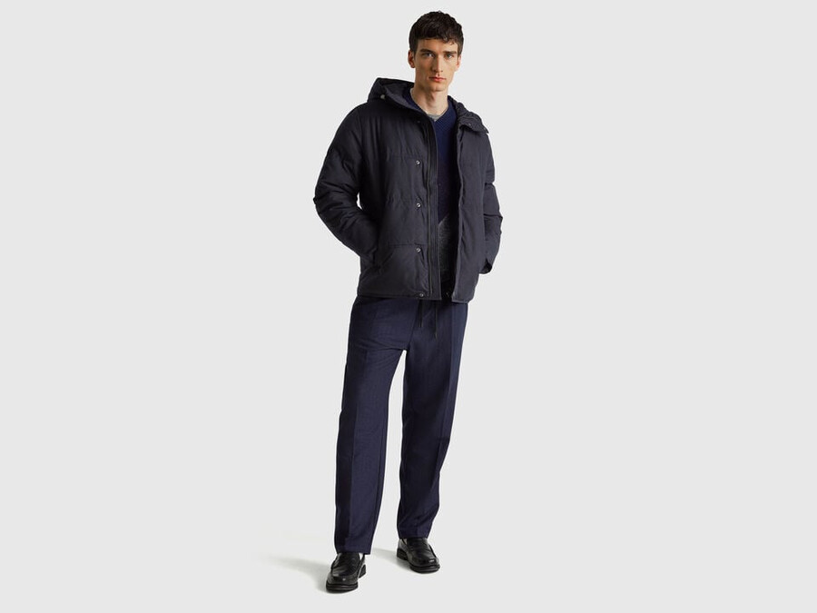 chaqueta de corte regular con capucha
