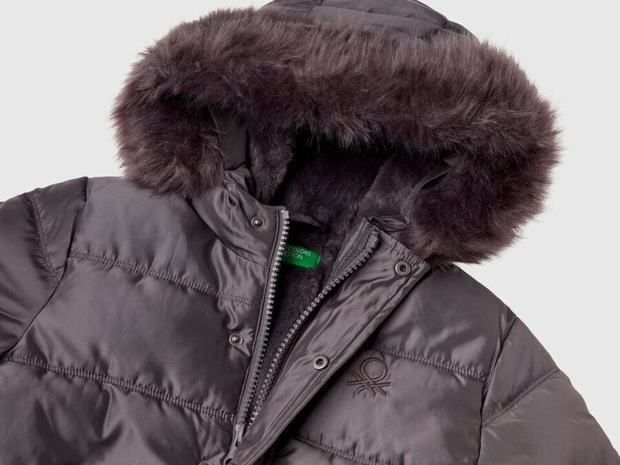 chaqueta larga acolchada de nailon brillante.