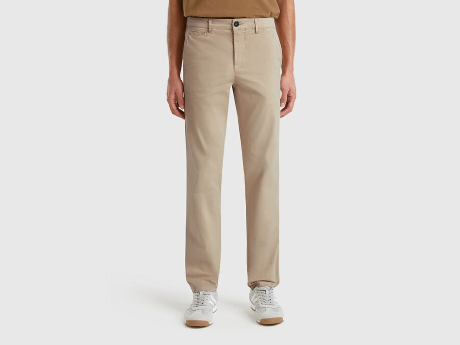pantalones chinos beige de corte ajustado