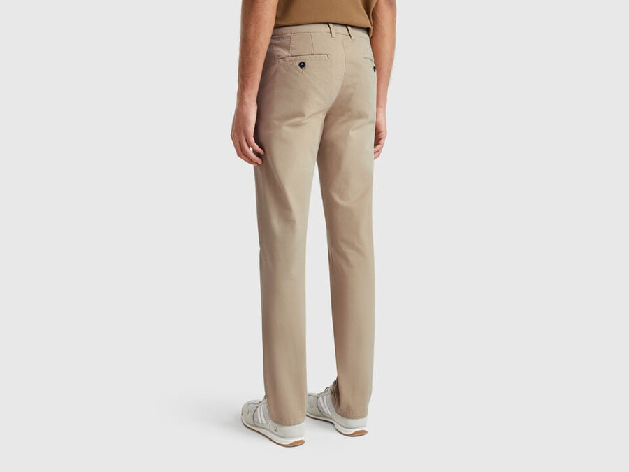 pantalones chinos beige de corte ajustado