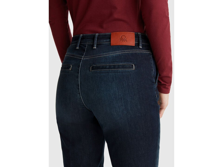 pantalones chinos de mezclilla de corte entallado