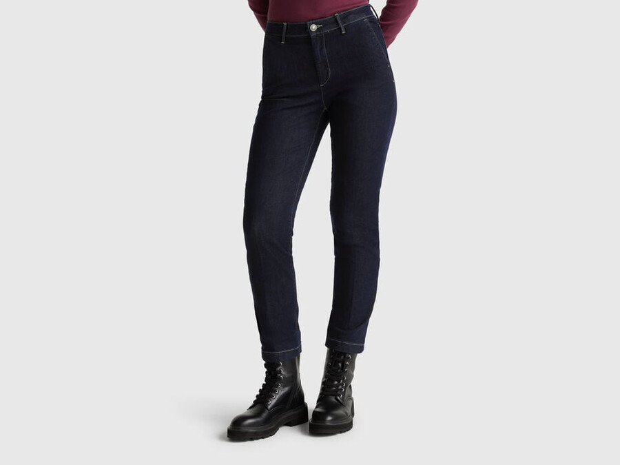pantalones chinos de mezclilla de corte entallado