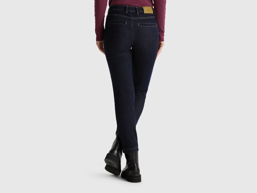 pantalones chinos de mezclilla de corte entallado