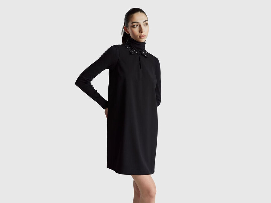 vestido corto con tachuelas