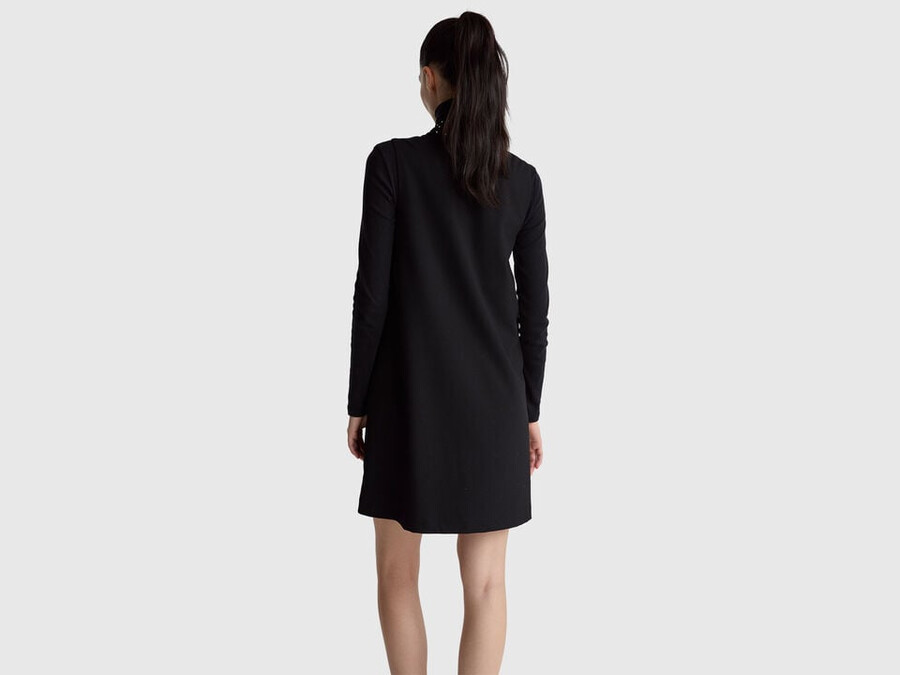 vestido corto con tachuelas