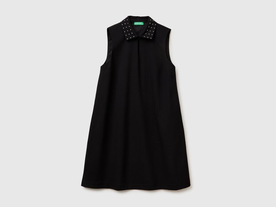 vestido corto con tachuelas