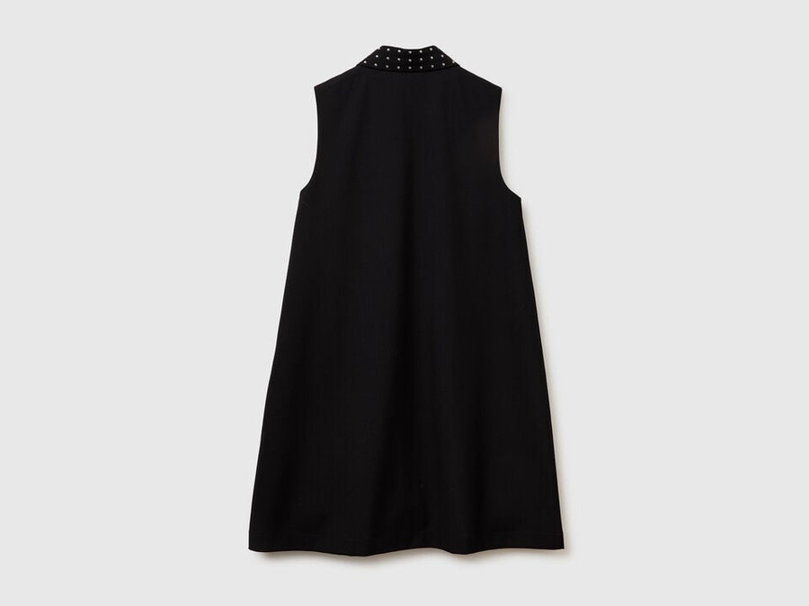 vestido corto con tachuelas
